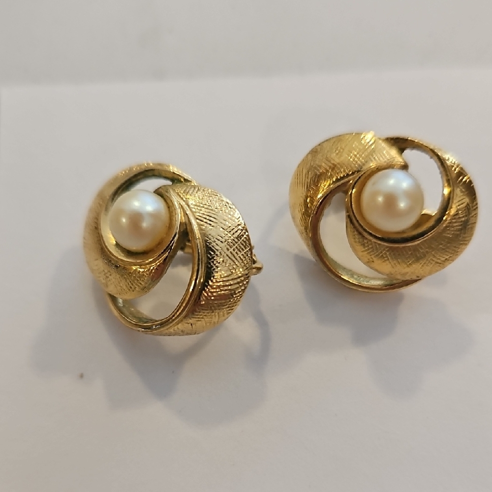Trifari Clip Earrings With Pearl.